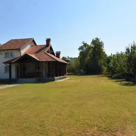 펜션 Prijatan Odmor U Bijeljini 비옐리나